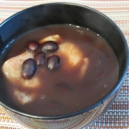 黒豆も残っていたので、加えて作りました！
砂糖を加えなくても、黒豆の煮汁と小豆あんの程よい甘み❤
ほっこりと温まりながら、美味しくいただきました♪